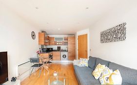 Cozy Apt Near Central Leeds